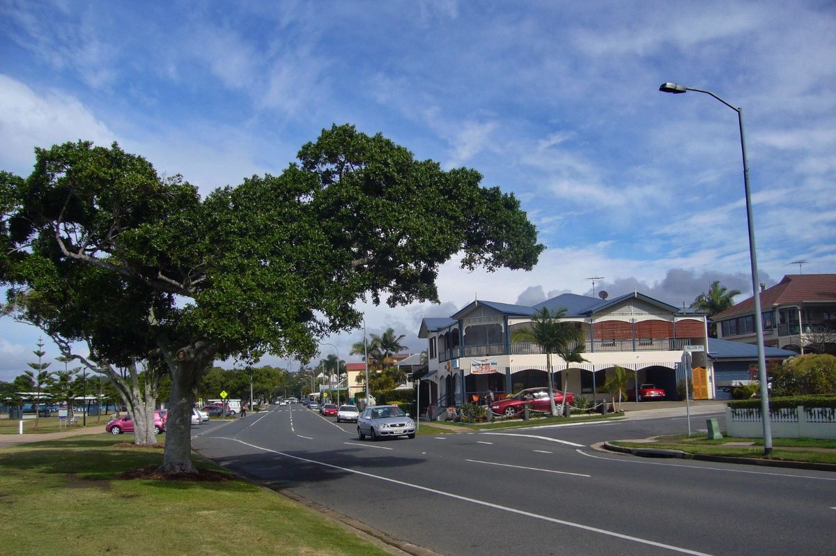 Manly streetscape, nearly Manly swimming pool.